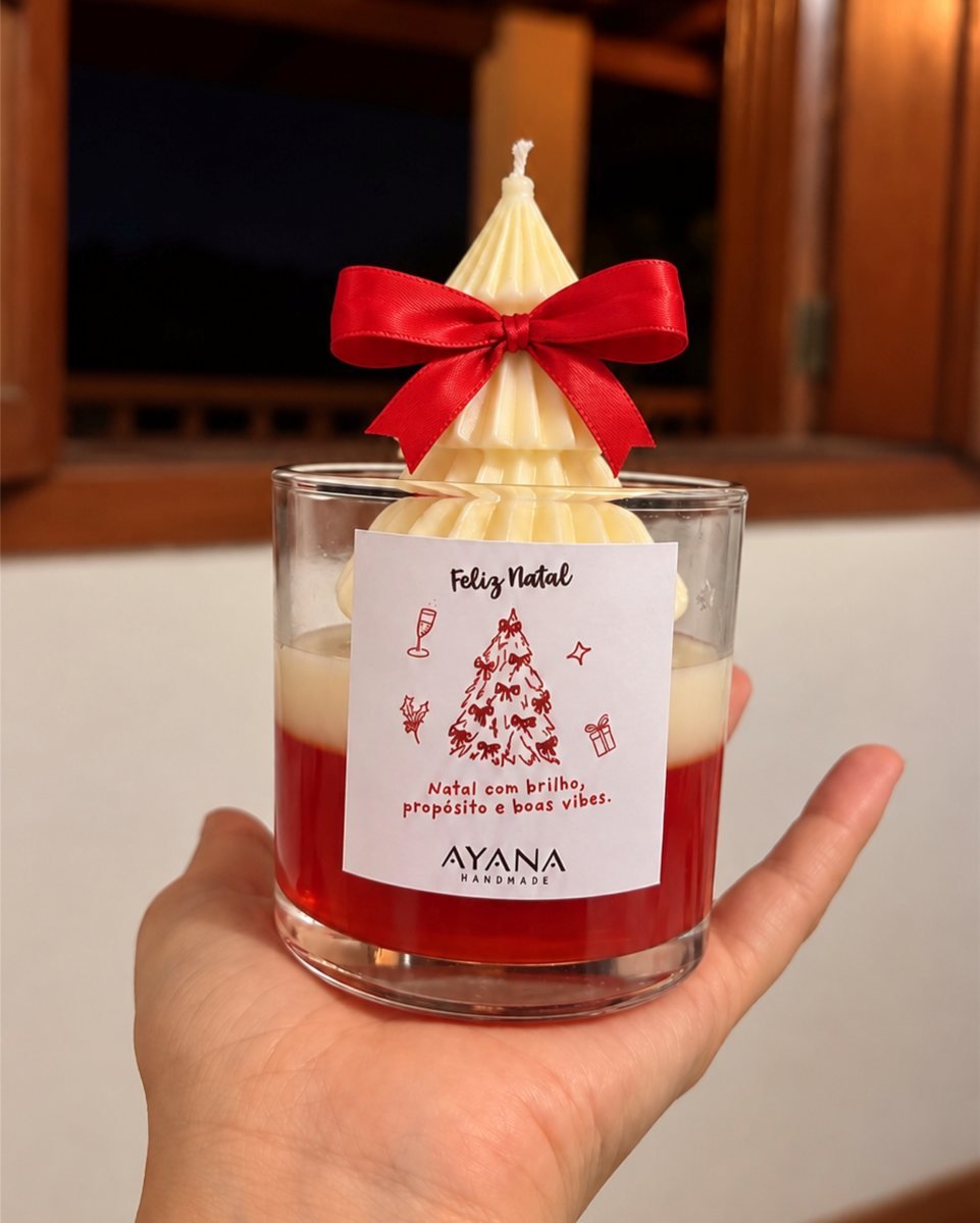 Encanto Natalino — vela em formato de árvore de Natal com laço vermelho